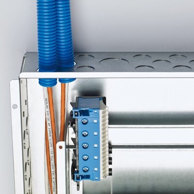 FFW kapsling från Hager med enkel genomföring via knock­out