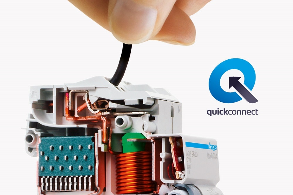 Hand kopplar en tråd till en Hager QuickConnect automatsäkring med synliga interna komponenter