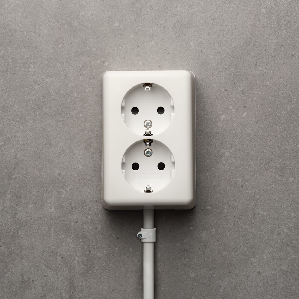  2-vägsuttag utanpåliggande serie s1 från Hager