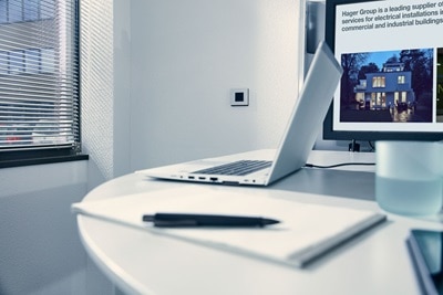 dator och penna på bord