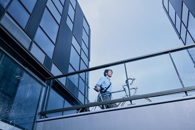 fyra personer håller varandra om ryggen