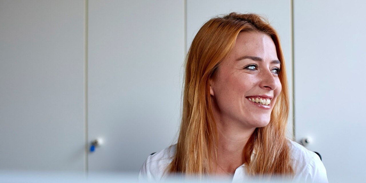 Porträtt flicka rött hår med leende