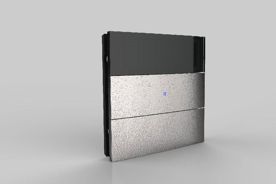 Yansıtıcı yüzey üzerinde metalik ve siyah bitişlerle segmente edilmiş modern elektrik panosu