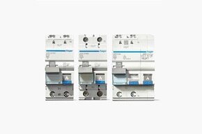 Beyaz arka plana karşı Hager marka kaçak akım koruma şalterleri (RCCB)