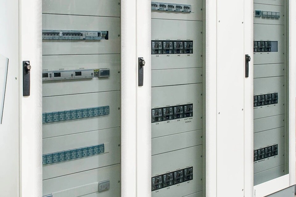 Metal kabin içinde çoklu devre kesiciler bulunan elektrik dağıtım panosu